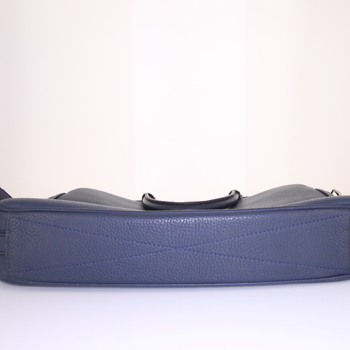 Louis Vuitton briefcase in blue grained leather - Detail D5