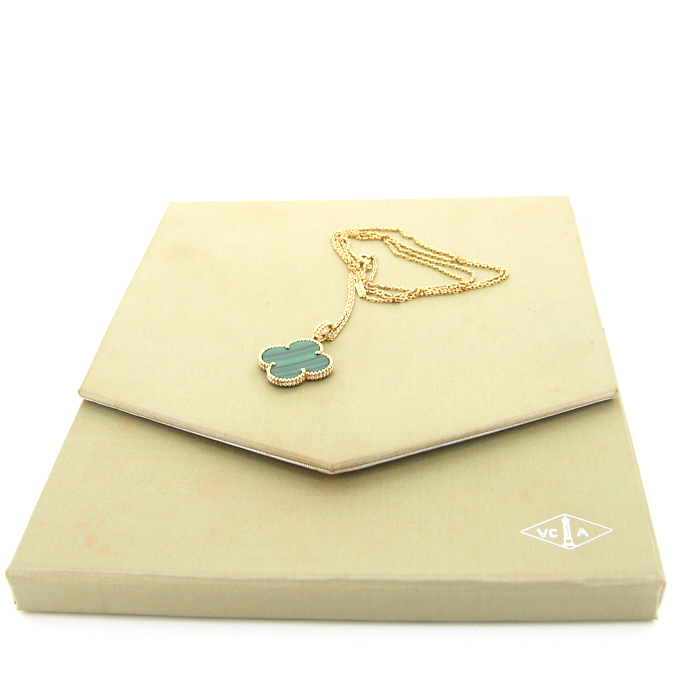 Collier Van Cleef & Arpels Magic Alhambra en or jaune et malachite - Detail D2