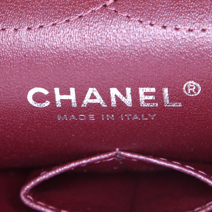 Sac à main Chanel Timeless jumbo en cuir grainé matelassé noir - Detail D4