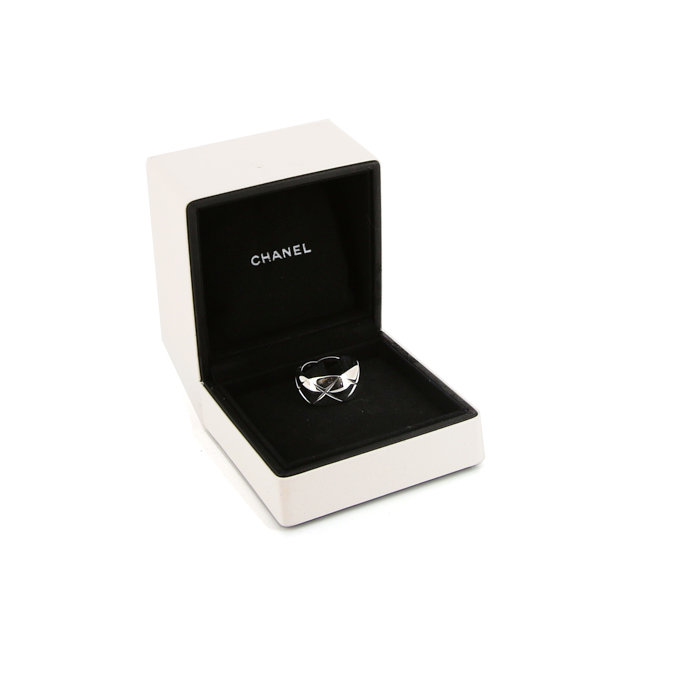 Sortija Chanel Coco modelo mediano en oro blanco - Detail D2