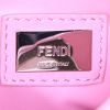 Bolso bandolera Fendi Peekaboo modelo pequeño en cuero de obeja volteado rosa y cuero rosa - Detail D4 thumbnail