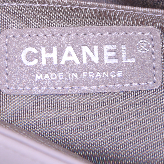 Pochette Chanel Boy en cuir matelassé gris - Detail D3
