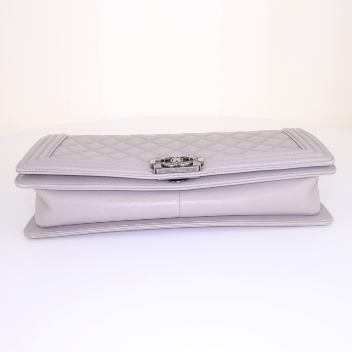 Pochette Chanel Boy in pelle trapuntata grigia - Detail D4