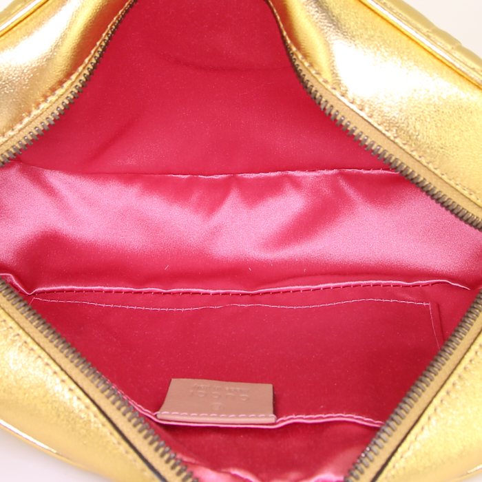 Bolso bandolera Gucci GG Marmont en cuero acolchado dorado - Detail D2