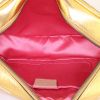 Bolso bandolera Gucci GG Marmont en cuero acolchado dorado - Detail D2 thumbnail