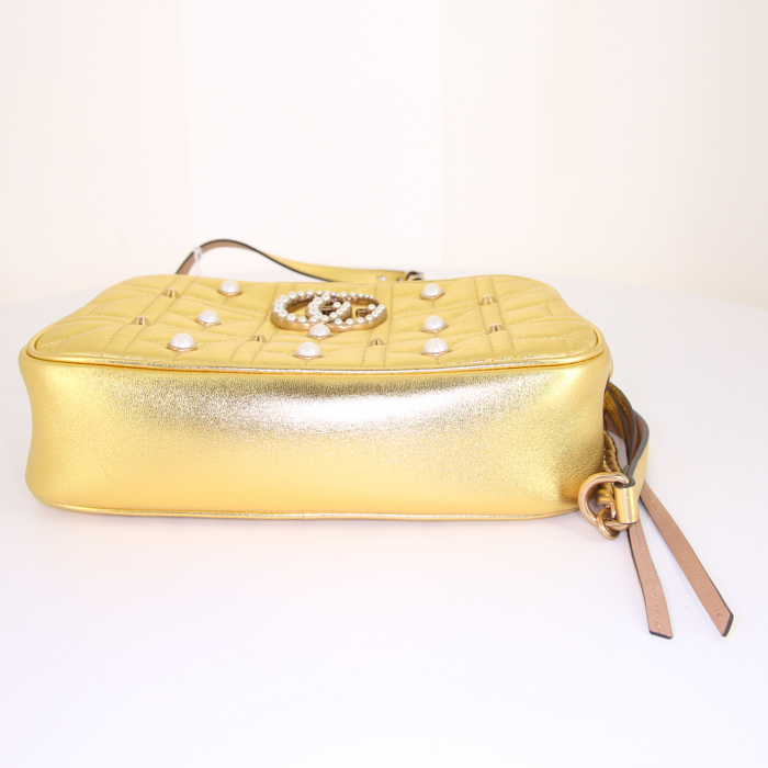 Bolso bandolera Gucci GG Marmont en cuero acolchado dorado - Detail D4