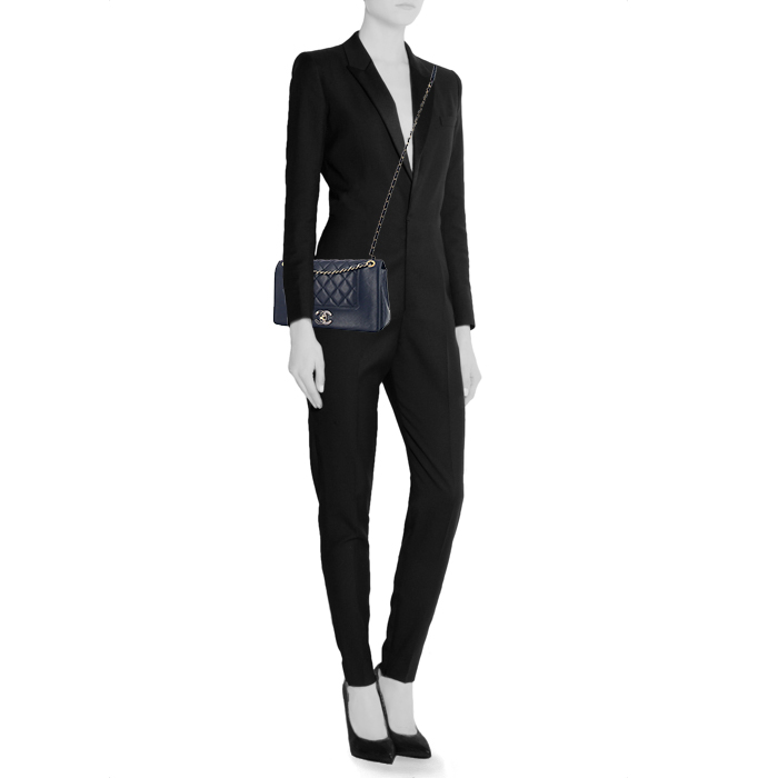 Chanel Mademoiselle shoulder bag in navy blue quilted leather - Detail D2