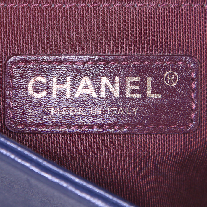 Bolso bandolera Chanel Mademoiselle en cuero acolchado azul marino - Detail D4