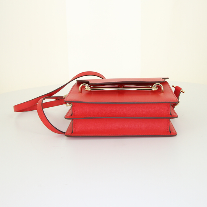 Sac bandoulière Hermès Roulis en cuir Swift rouge - Detail D4