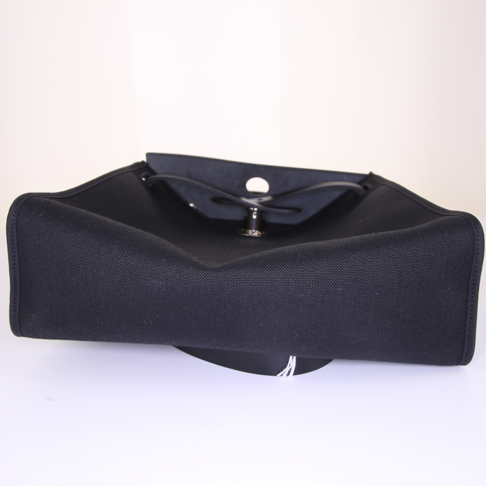 Bolso bandolera Hermes Herbag en lona negra y cuero negro - Detail D5