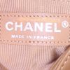 Borsa a tracolla Chanel Boy in pelle marrone decorata con catene - Detail D4 thumbnail