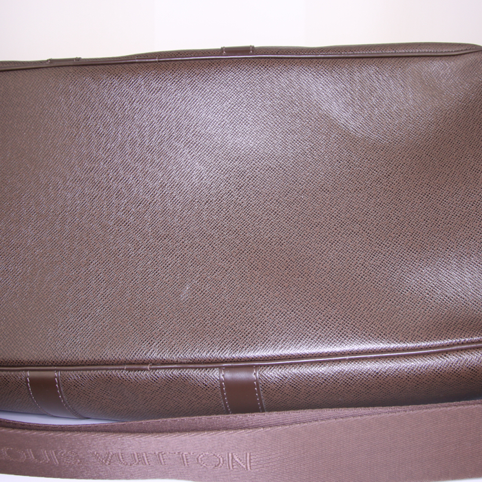 Louis Vuitton Kendall travel bag in brown taiga leather - Detail D5