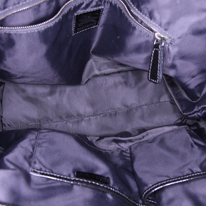 Sac porté épaule ou main Burberry Victoria en toile Haymarket noire et blanche et cuir verni noir - Detail D2