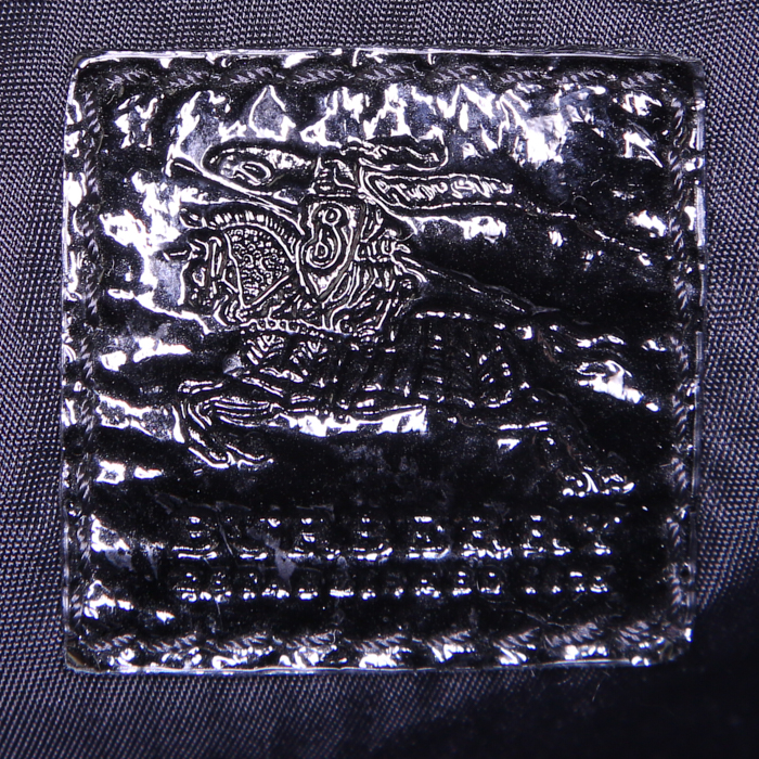 Sac porté épaule ou main Burberry Victoria en toile Haymarket noire et blanche et cuir verni noir - Detail D3