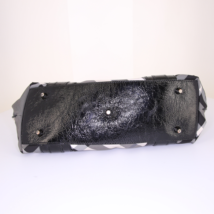 Bolso para llevar al hombro o en la mano Burberry Victoria en lona Haymarket negra y blanca y charol negro - Detail D4