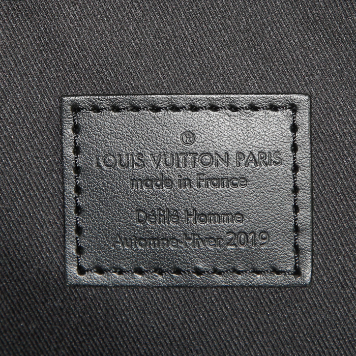 Louis Vuitton Keepall - Luggage travel bag in black taiga leather - Detail D4