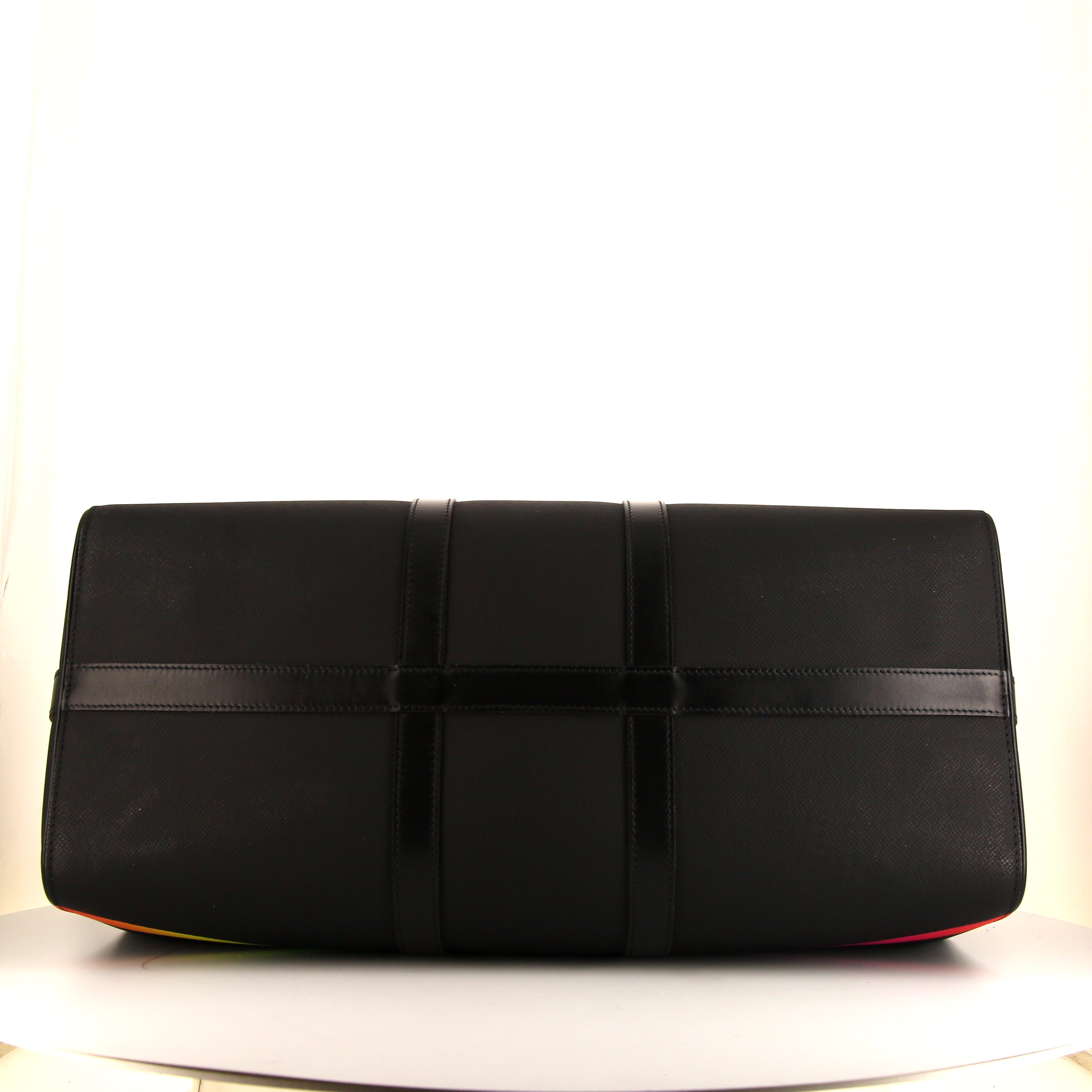 Louis Vuitton Keepall - Luggage travel bag in black taiga leather - Detail D5