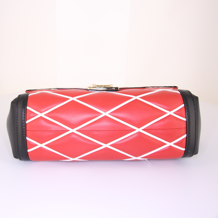 Bolso para llevar al hombro o en la mano Louis Vuitton Malletage en cuero acolchado tricolor rojo, blanco y negro - Detail D4