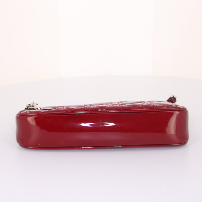 Dior Cannage pouch in red patent leather - Detail D4