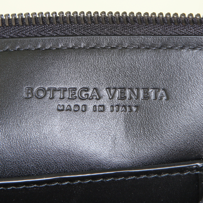 Bolsito de mano Bottega Veneta en cuero intrecciato negro - Detail D3