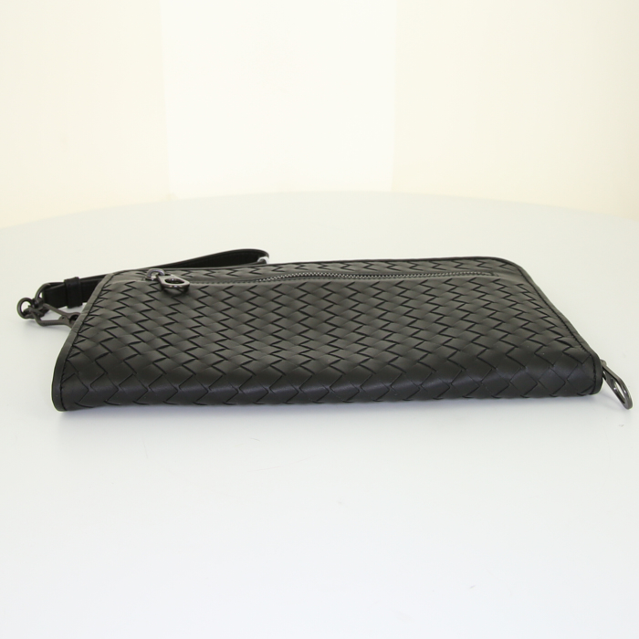 Pochette Bottega Veneta en cuir intrecciato noir - Detail D4