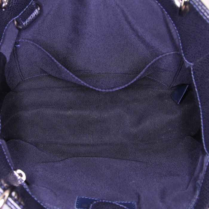 Chanel Shopping GST small model bag worn on the shoulder or carried in the hand in navy blue quilted grained leather - Detail D2