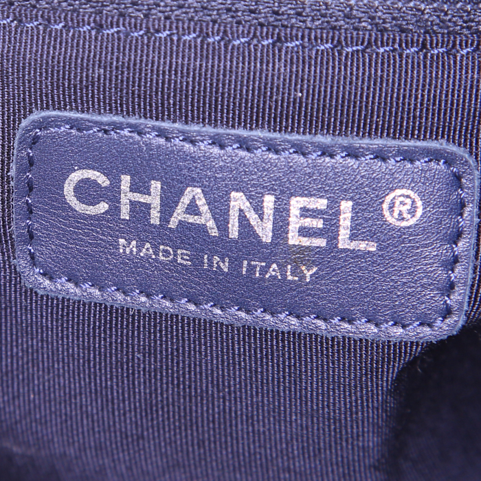 Chanel Shopping GST small model bag worn on the shoulder or carried in the hand in navy blue quilted grained leather - Detail D3