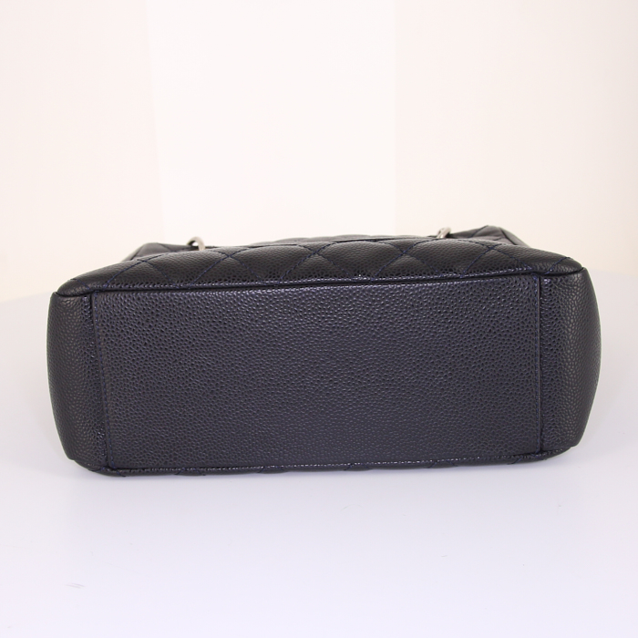 Sac porté épaule ou main Chanel Shopping GST petit modèle en cuir grainé matelassé bleu-marine - Detail D4