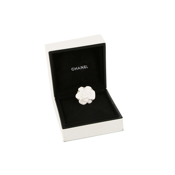 Bague époque années 90 Chanel Camelia moyen modèle en céramique blanche et or jaune - Detail D2
