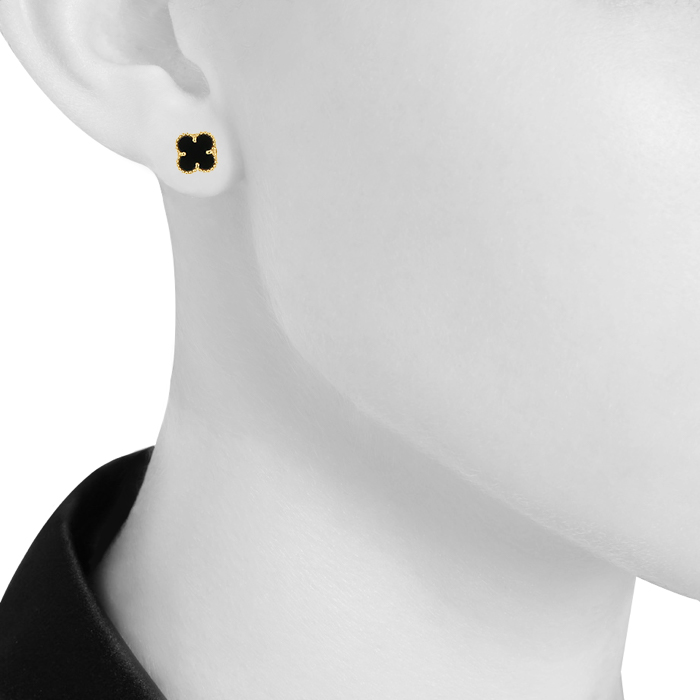Paire de clous d'oreilles Van Cleef & Arpels Sweet Alhambra en or jaune et onyx - Detail D1