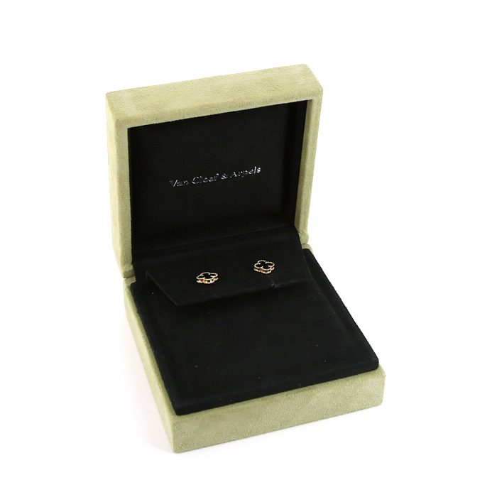 Paire de clous d'oreilles Van Cleef & Arpels Sweet Alhambra en or jaune et onyx - Detail D2