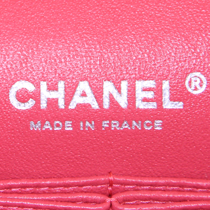 Bolso de mano Chanel Timeless en cuero granulado acolchado coral - Detail D4