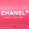 Sac à main Chanel Timeless en cuir grainé matelassé corail - Detail D4 thumbnail