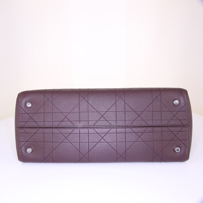 Bolso Cabás Dior Ultradior en cuero granulado color berenjena - Detail D4