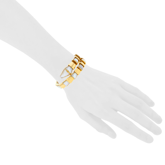 Brazalete articulado Bulgari Serpenti en oro amarillo y nácar blanco - Detail D1