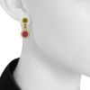 Paire de boucles d'oreilles articulée Bulgari Bulgari en or jaune et pierres de couleurs - Detail D1 thumbnail