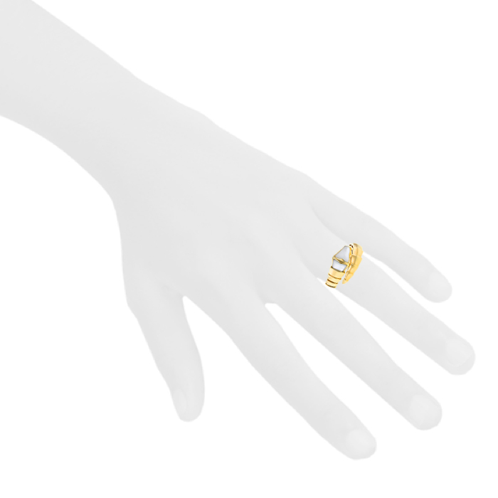 Bague articulée Bulgari Serpenti en or jaune et nacre blanche - Detail D1