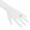 Anello bombato Chanel Baroque modello medio in oro bianco e perle - Detail D1 thumbnail