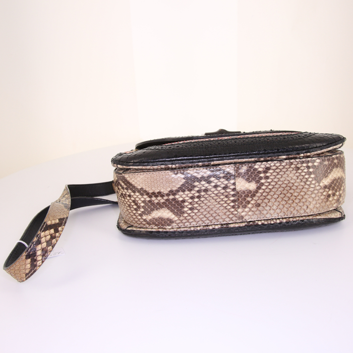 Bolso bandolera Gucci Bamboo en piel de pitón negra, roja y natural y bambú - Detail D5