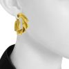 Paire de boucles d'oreilles époque années 70 en or jaune 22 carats, par Claude Pelletier - Detail D1 thumbnail