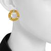 Paire de boucles d'oreilles époque années 80 Vintage en or jaune,  or blanc et diamants - Detail D1 thumbnail