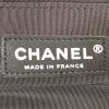 Sac bandoulière Chanel Boy grand modèle en daim matelassé marron - Detail D4 thumbnail