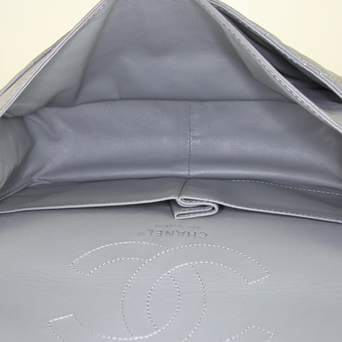 Sac à main Chanel 2.55 en cuir grainé matelassé marron et cuir matelassé gris - Detail D3