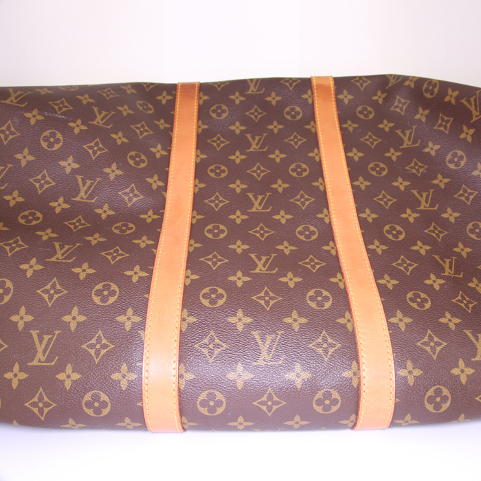 Sac de voyage Louis Vuitton Keepall 60 cm en toile monogram marron et cuir naturel - Detail D4