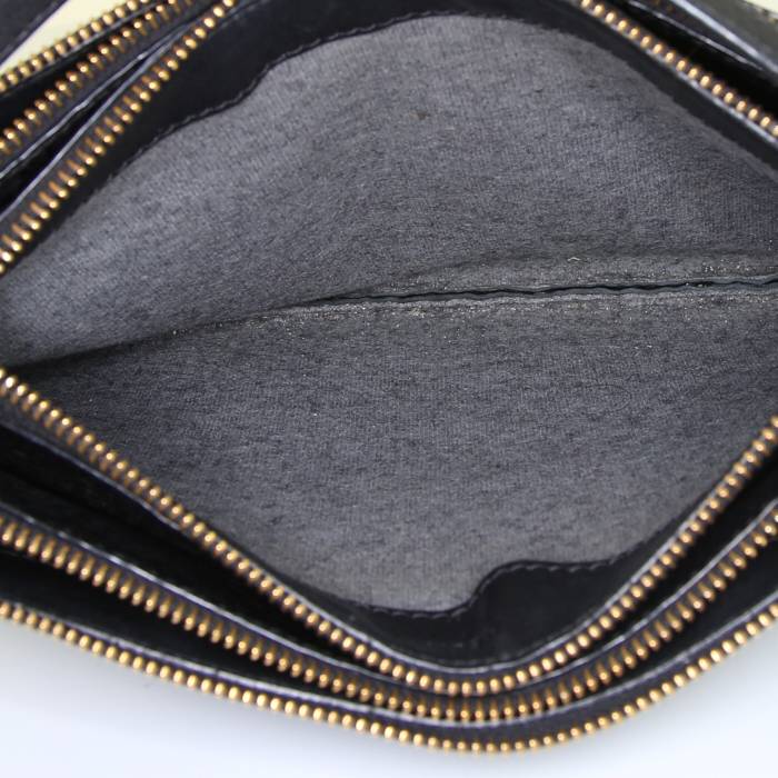 Céline Trio shoulder bag in black grained leather - Detail D2