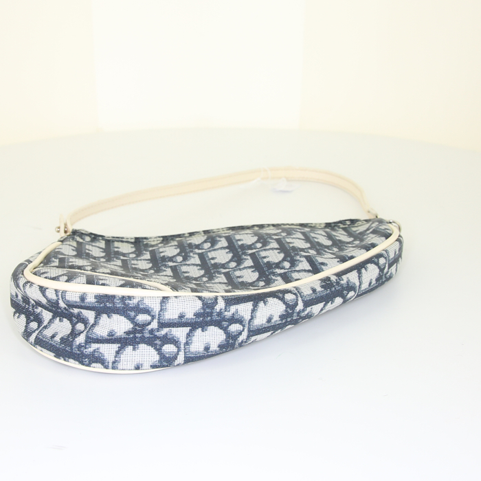 Dior Saddle bag worn on the shoulder or carried in the hand in blue monogram canvas Oblique and white patent leather - Detail D4