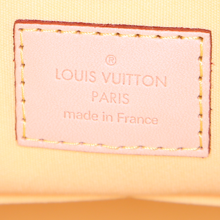Sac à main Louis Vuitton Alma moyen modèle en cuir verni monogram jaune - Detail D3