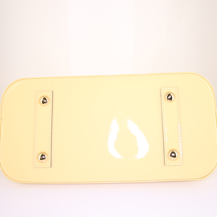 Bolso de mano Louis Vuitton Alma modelo mediano en charol Monogram amarillo - Detail D4