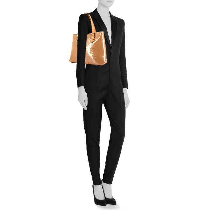 Bolso de mano Louis Vuitton Brentwood en charol Monogram beige - Detail D1