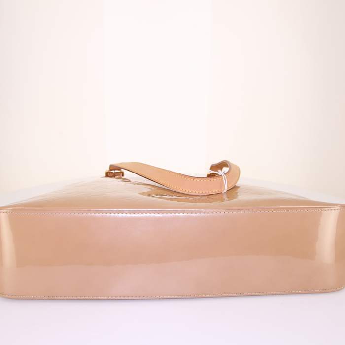 Louis Vuitton Brentwood handbag in beige monogram patent leather - Detail D4
